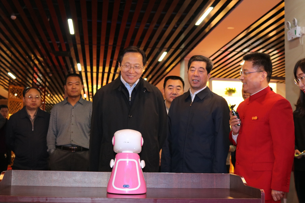1493175365431221.jpg 农业部长韩长赋与好想你智能机器人“红红”互动_副本.jpg